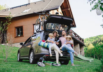 Familie mit zwei kleinen Kindern und Hund auf Radtour mit dem Auto auf dem Lande. - HPIF13954