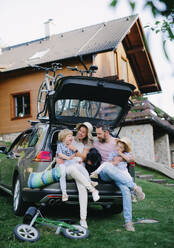 Familie mit zwei kleinen Kindern und Hund auf Radtour mit dem Auto auf dem Lande. - HPIF13955