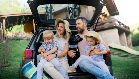 Familie mit zwei kleinen Kindern und Hund auf Radtour mit dem Auto auf dem Lande. - HPIF13956