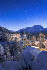 Chiesa Bianca mit Schnee bedeckt unter einem hellen Sternenhimmel zu Weihnachten, Maloja, Bergell, Engadin, Kanton Graubünden, Schweiz, Europa - RHPLF23946