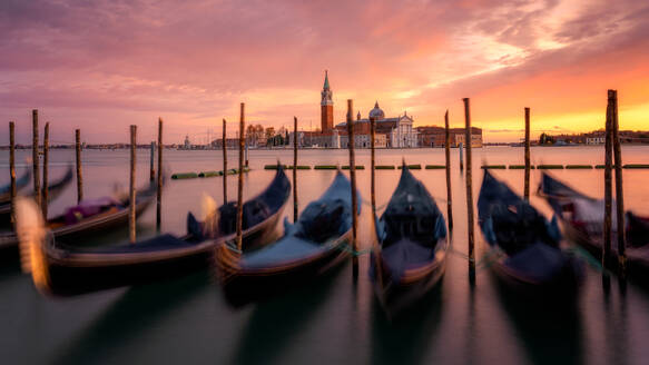 Venezianische Gondeln bei Sonnenuntergang mit der Kirche San Giorgio Maggiore im Hintergrund, Venedig, UNESCO-Weltkulturerbe, Venetien, Italien, Europa - RHPLF23949