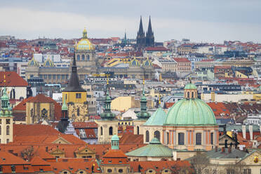 Prager Skyline mit der Kuppel der Kirche des Heiligen Franz von Assisi, dem Nationalmuseum und der St. Ludmila-Kirche, Prag, Tschechische Republik (Tschechien), Europa - RHPLF23952