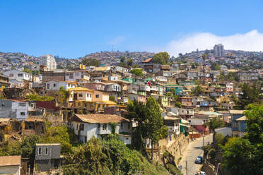 Bunte Häuser in der Stadt an einem sonnigen Tag, Valparaiso, Chile, Südamerika - RHPLF23955