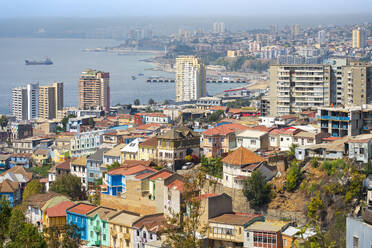 Bunte Häuser und Küstenlinie, Valparaiso, Chile, Südamerika - RHPLF23956