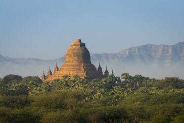 Tempel gegen Berge, Alt-Bagan (Pagan), UNESCO-Weltkulturerbe, Myanmar (Burma), Asien - RHPLF23958