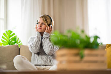 Oben Ansicht Porträt der Frau mit Kopfhörern entspannen drinnen zu Hause, psychische Gesundheit Konzept. - HPIF14015