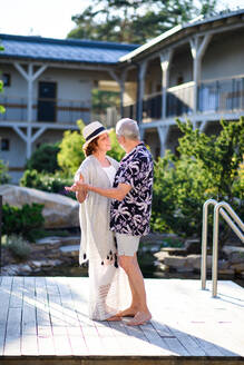 Älteres Paar tanzt im Freien im Urlaub und hat Spaß. Zurück zum normalen Konzept. - HPIF14089