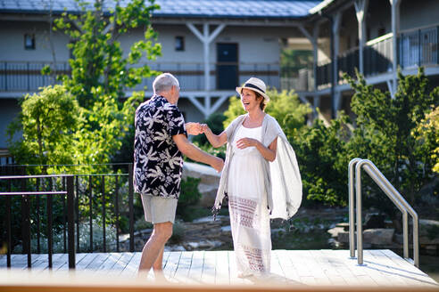 Älteres Paar tanzt im Freien im Urlaub und hat Spaß. Zurück zum normalen Konzept. - HPIF14091