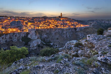 Abenddämmerung über der Schlucht des Flusses Gravina und der beleuchteten Altstadt von Sassi di Matera, UNESCO-Weltkulturerbe, Matera, Basilikata, Italien, Europa - RHPLF23973