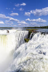 Ein Blick auf den Teufelsschlund (Garganta del Diablo), Iguazu-Wasserfälle, UNESCO-Weltkulturerbe, Provinz Misiones, Argentinien, Südamerika - RHPLF23983