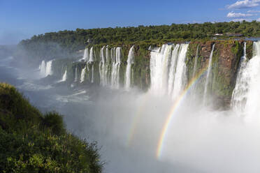 Ein Blick auf den Teufelsschlund (Garganta del Diablo), Iguazu-Wasserfälle, UNESCO-Weltkulturerbe, Provinz Misiones, Argentinien, Südamerika - RHPLF23984