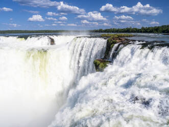 Ein Blick auf den Teufelsschlund (Garganta del Diablo), Iguazu-Wasserfälle, UNESCO-Weltkulturerbe, Provinz Misiones, Argentinien, Südamerika - RHPLF23985