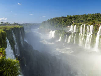 Ein Blick auf die brasilianische Seite des Teufelsschlunds (Garganta del Diablo), Iguazu-Wasserfälle, UNESCO-Weltkulturerbe, Provinz Misiones, Argentinien, Südamerika - RHPLF23986