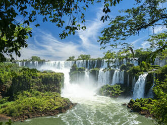 Ein Blick vom unteren Kreislauf der Iguazu-Wasserfälle, UNESCO-Weltkulturerbe, Provinz Misiones, Argentinien, Südamerika - RHPLF23989