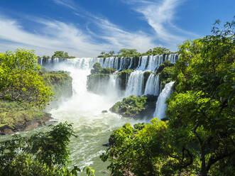 Ein Blick vom unteren Kreislauf der Iguazu-Wasserfälle, UNESCO-Weltkulturerbe, Provinz Misiones, Argentinien, Südamerika - RHPLF23990