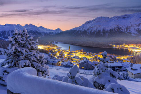 Märchenhafte Ansicht von St. Moritz in einer verschneiten Winterdämmerung, Engadin, Kanton Graubünden, Schweiz, Europa - RHPLF23995