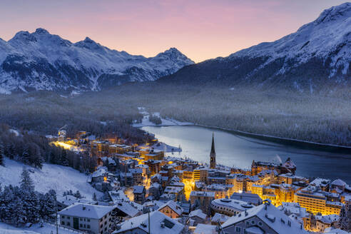 Blick auf das verschneite St. Moritz in der Abenddämmerung, Engadin, Kanton Graubünden, Schweiz, Europa - RHPLF23996