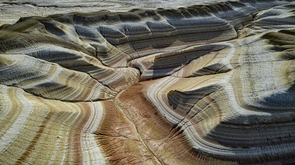 Luftaufnahme von mehrfarbigen Sandsteinschichten, Kyzylkup, Mangystau, Kasachstan, Zentralasien, Asien - RHPLF24008