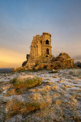 The Folly at Mow Cop mit einer winterlichen Schneedecke, Mow Cop, Cheshire, England, Vereinigtes Königreich, Europa - RHPLF24015