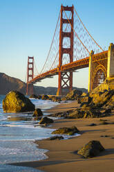 Golden Gate Bridge vom Marshall Beach aus gesehen bei Sonnenuntergang, San Francisco, Kalifornien, Vereinigte Staaten von Amerika, Nordamerika - RHPLF24020
