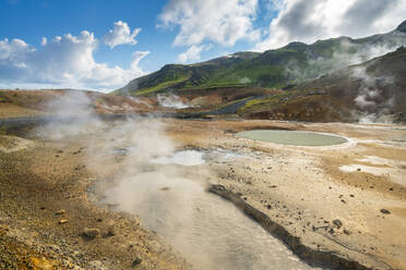Dampfende Pools, geothermisches Gebiet und heiße Quellen in Seltun Hot Springs, Krysuvik, Hauptstadtregion, Island, Polarregionen - RHPLF24029