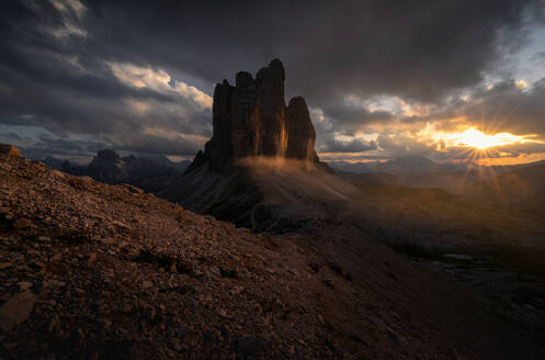 Die Drei Zinnen während eines sommerlichen Sonnenuntergangs, Dolomiten, Italien, Europa - RHPLF24031