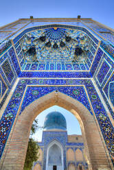 Eingang, Muqarnas (Wabengewölbe), Gur-E-Amir Mausoleum, erbaut 1403, Grabstätte von Amir Temir, UNESCO Weltkulturerbe, Samarkand, Usbekistan, Zentralasien, Asien - RHPLF24034