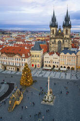 Weihnachtsbaum auf dem Altstädter Ring mit der Kirche Unserer Lieben Frau vor Tyn, UNESCO-Weltkulturerbe, Prag, Böhmen, Tschechische Republik (Tschechien), Europa - RHPLF24044