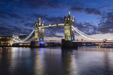 Tower Bridge und Themse bei Tagesanbruch, London, England, Vereinigtes Königreich, Europa - RHPLF24052