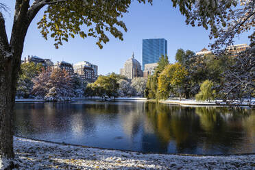 Boston's Public Garden im Herbst Schnee, Boston, Massachusetts, Neuengland, Vereinigte Staaten von Amerika, Nord-Amerika - RHPLF24054