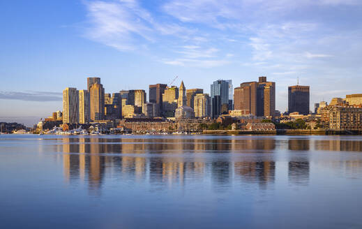 Boston Skyline bei Sonnenaufgang, Boston, Massachusetts, Neuengland, Vereinigte Staaten von Amerika, Nordamerika - RHPLF24056