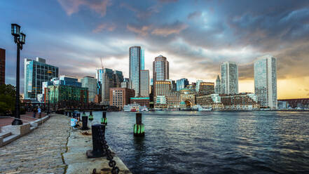 Boston Waterfront Skyline und stürmischer Himmel, Boston, Massachusetts, New England, Vereinigte Staaten von Amerika, Nordamerika - RHPLF24057