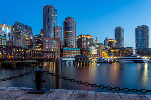 Boston Waterfront in der Morgendämmerung, Boston, Massachusetts, Neuengland, Vereinigte Staaten von Amerika, Nord-Amerika - RHPLF24059