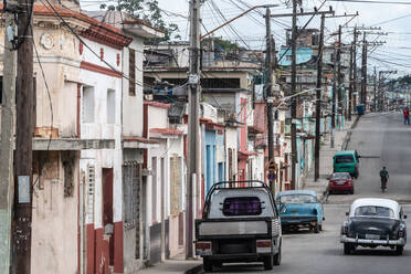 Ein Dschungel von Telefonleitungen in einer Straße hinter den Docks, Regla, Havanna, Kuba, Westindien, Karibik, Mittelamerika - RHPLF24066