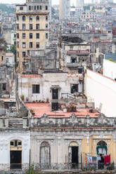 Luftaufnahme der Straßen, die das moderne vom alten Havanna trennen, mit verfallenen Häusern im Vordergrund, Havanna, Kuba, Westindien, Karibik, Mittelamerika - RHPLF24067