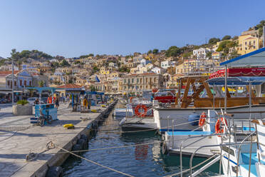 Blick auf Boote im Hafen von Symi Stadt, Insel Symi, Dodekanes, Griechische Inseln, Griechenland, Europa - RHPLF24074