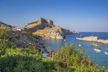 Blick auf Segelboote in der Bucht, Lindos und Lindos Akropolis von erhöhter Position, Lindos, Rhodos, Dodekanes Inselgruppe, Griechische Inseln, Griechenland, Europa - RHPLF24077