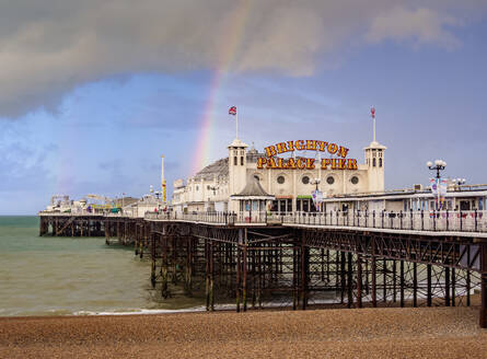 Regenbogen über dem Brighton Palace Pier, Stadt Brighton und Hove, East Sussex, England, Vereinigtes Königreich, Europa - RHPLF24091