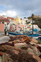 Die wunderschöne italienische Insel Procida, berühmt für ihren farbenfrohen Yachthafen, die kleinen engen Gassen und die vielen Strände, Procida, Flegreische Inseln, Kampanien, Italien, Europa - RHPLF24095