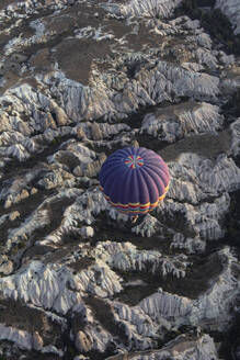 Luftaufnahme eines Heißluftballons über den Feenschornsteinen, Kappadokien, Türkei. - AAEF17853