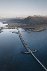 Luftaufnahme einer Schwertbrücke auf dem Meer, Snaefellsness, Island. - AAEF17862