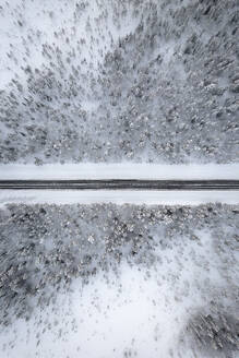 Luftaufnahme einer Winterstraße bei Ruka, Region Lappland, Finnland. - AAEF17865