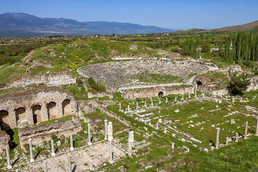 Luftaufnahme der antiken Ruinen eines griechischen Tempels in Aphrodisias, Aydin, Türkei. - AAEF17874