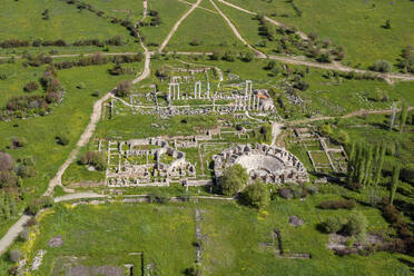 Luftaufnahme der antiken Ruinen eines griechischen Tempels in Aphrodisias, Aydin, Türkei. - AAEF17875