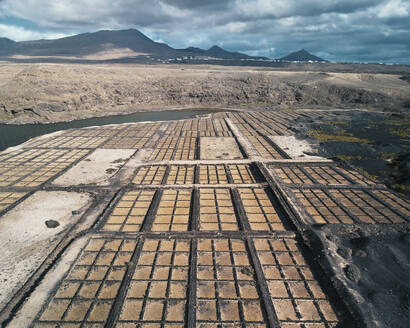 Luftaufnahme eines Teils der schönen und historischen Salinen von Salinas de Janubio an der Westküste von Lanzarote, Kanarische Inseln, Spanien. - AAEF17882