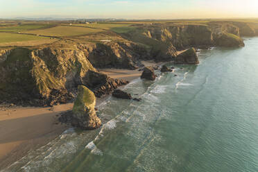 Luftaufnahme der Bedruthan Steps bei Sonnenuntergang und Ebbe, Cornwall, Vereinigtes Königreich. - AAEF17912