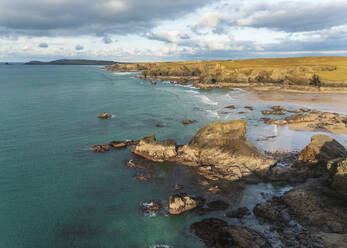 Luftaufnahme von Porthcothan Strand, Klippen und Felsformationen, Cornwall, Vereinigtes Königreich. - AAEF17921