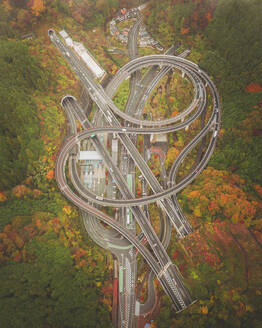 Luftaufnahme der gewundenen Annai-Brücke auf der Takaosan IC-Autobahn, Tokio, Japan. - AAEF17930