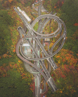 Luftaufnahme der gewundenen Annai-Brücke auf der Takaosan IC-Autobahn, Tokio, Japan. - AAEF17931