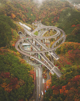 Luftaufnahme der gewundenen Annai-Brücke auf der Takaosan IC-Autobahn, Tokio, Japan. - AAEF17932